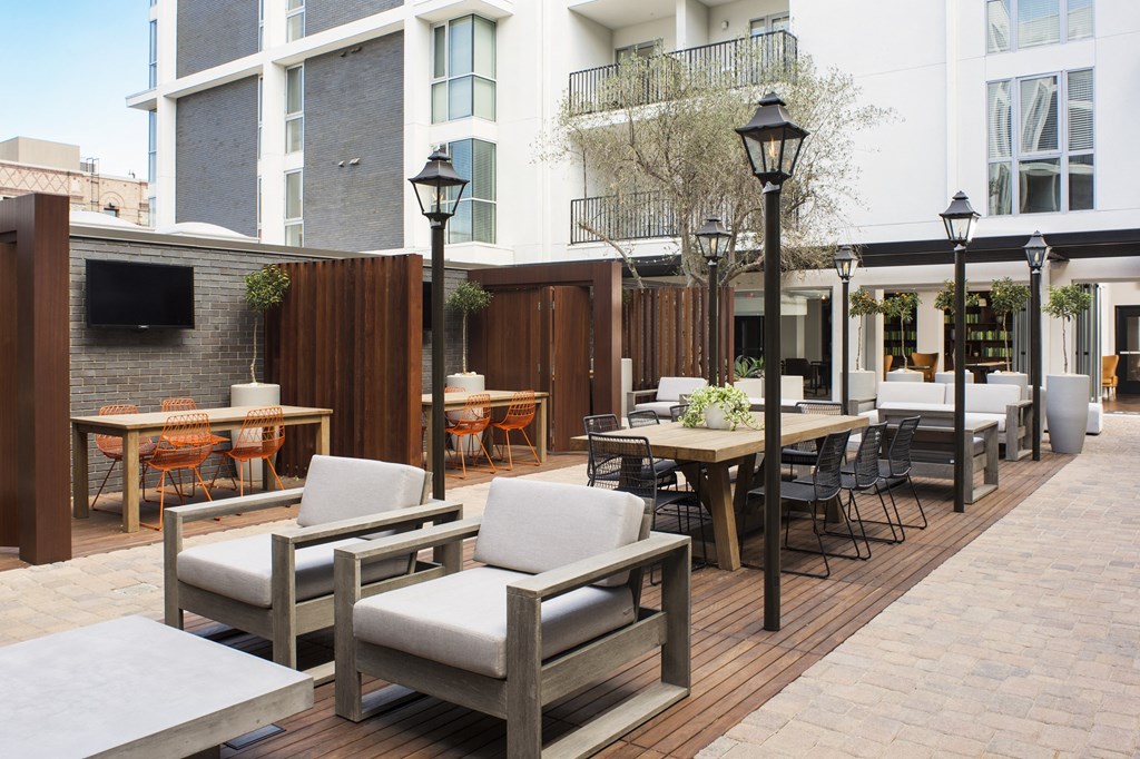 5550 Courtyard to Building