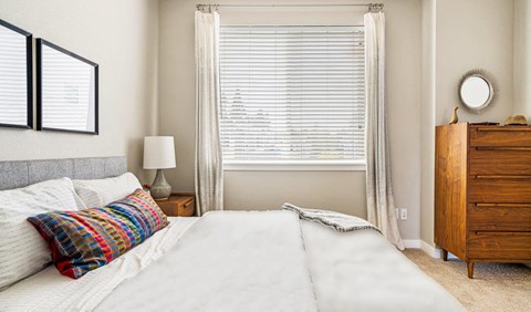 EvergreenVillageDeltaRidge_Eugene_OR_Int_MainBed