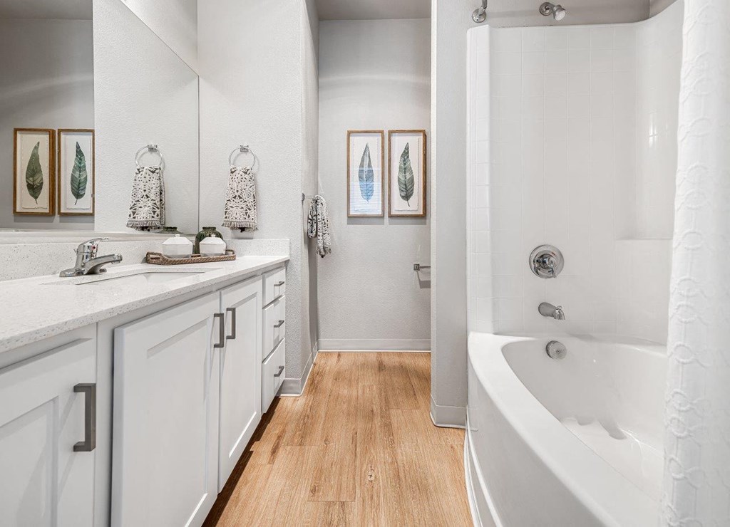 EvergreenVillageDeltaRidge_Eugene_OR_Int_MainBath_2