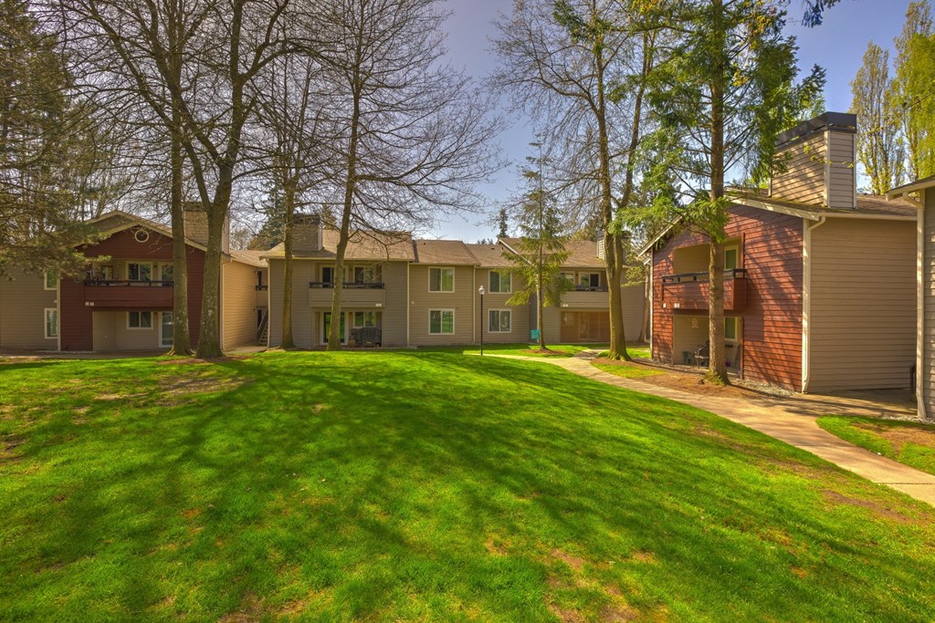 the view of a yard at Fulton's Crossing and Landing Apartments