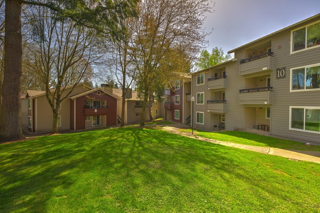 the view of a yard at Fulton's Crossing and Landing Apartments