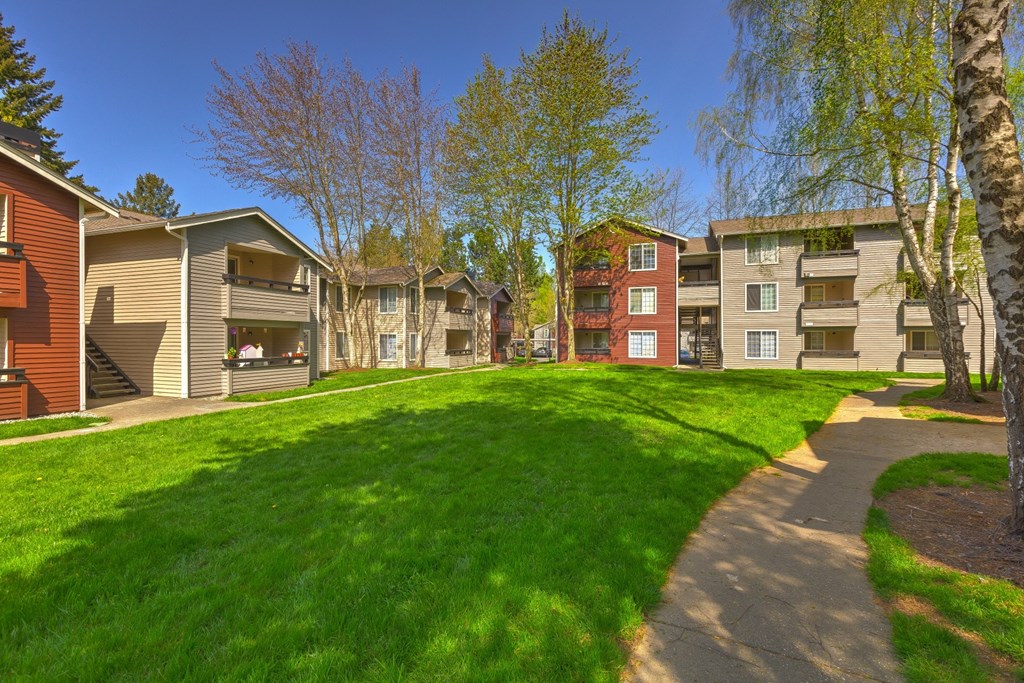 Fulton's Crossing and Landing Apartments exterior buildings and yard