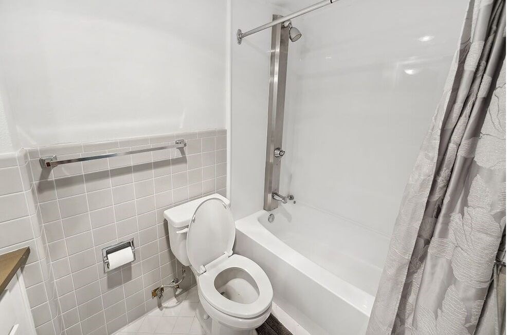 735 St. Clair Apartments in Portland, Oregon Model Bathroom 735 St. Clair Apartments in Portland, Oregon Model Bathroom