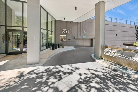 Exterior view of  735 St. Clair Apartments in Portland, Oregon