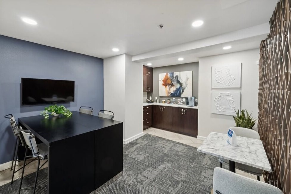 735 St. Clair Apartments in Portland, Oregon Clubhouse Lounge