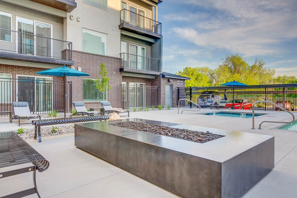 the preserve at ballantyne commons pool and patio with umbrellas