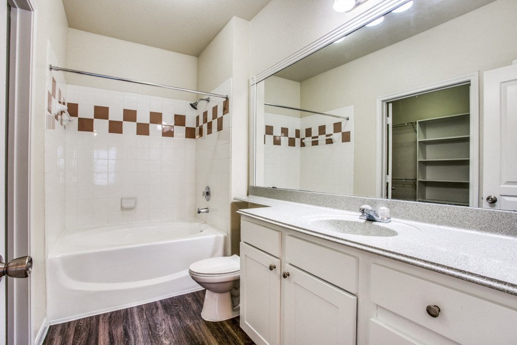Hudson Miramont Apartments Bathroom