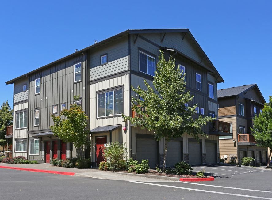 Creekview Crossing Apartments Building Exterior and Garages