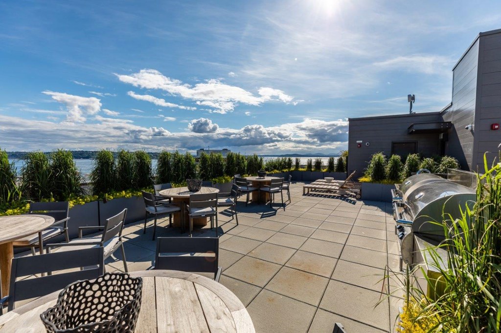 Alexan 100 Apartments Rooftop Patio