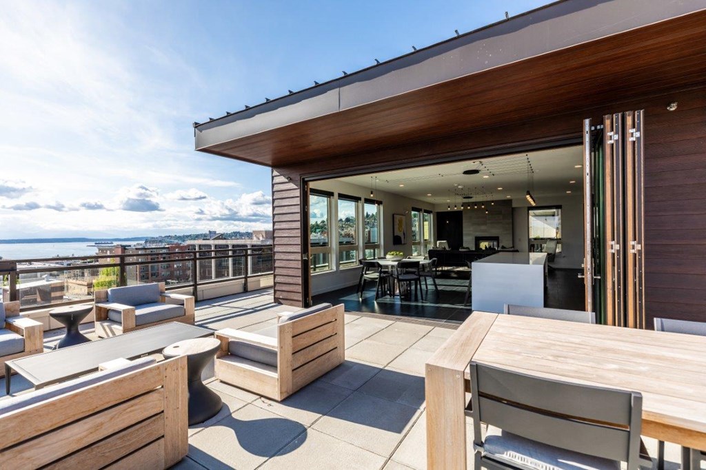 Alexan 100 Apartments Rooftop Clubhouse and Patio