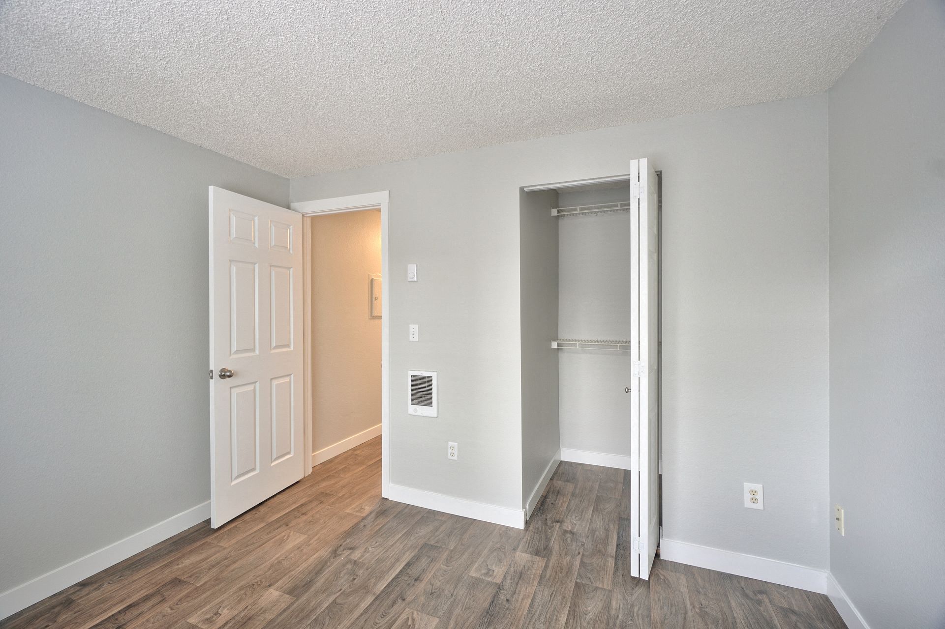 The Goose Aloha, Oregon Bedroom with Closet