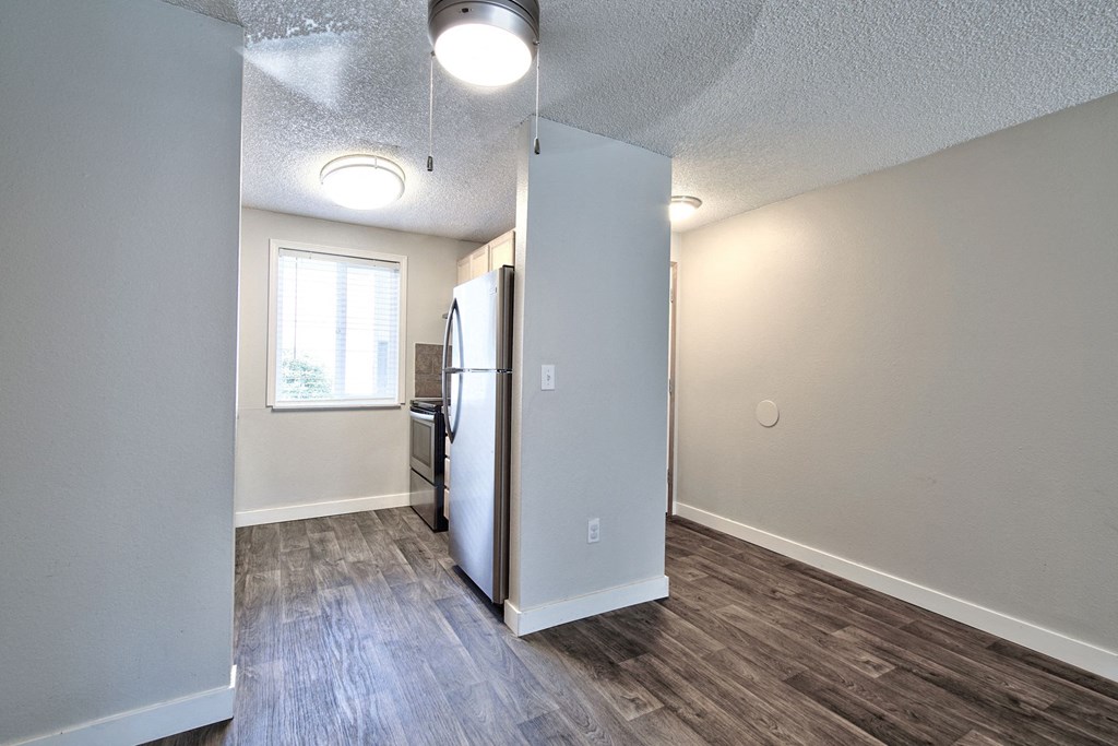 The Goose Aloha, Oregon Kitchen, Dining room