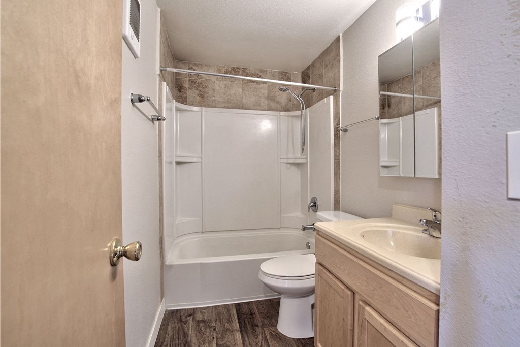 The Goose Aloha, Oregon bathroom