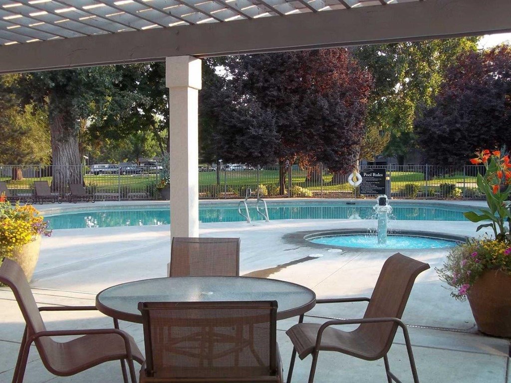 Arbor Crossing Apartments Pool and Hot Tub