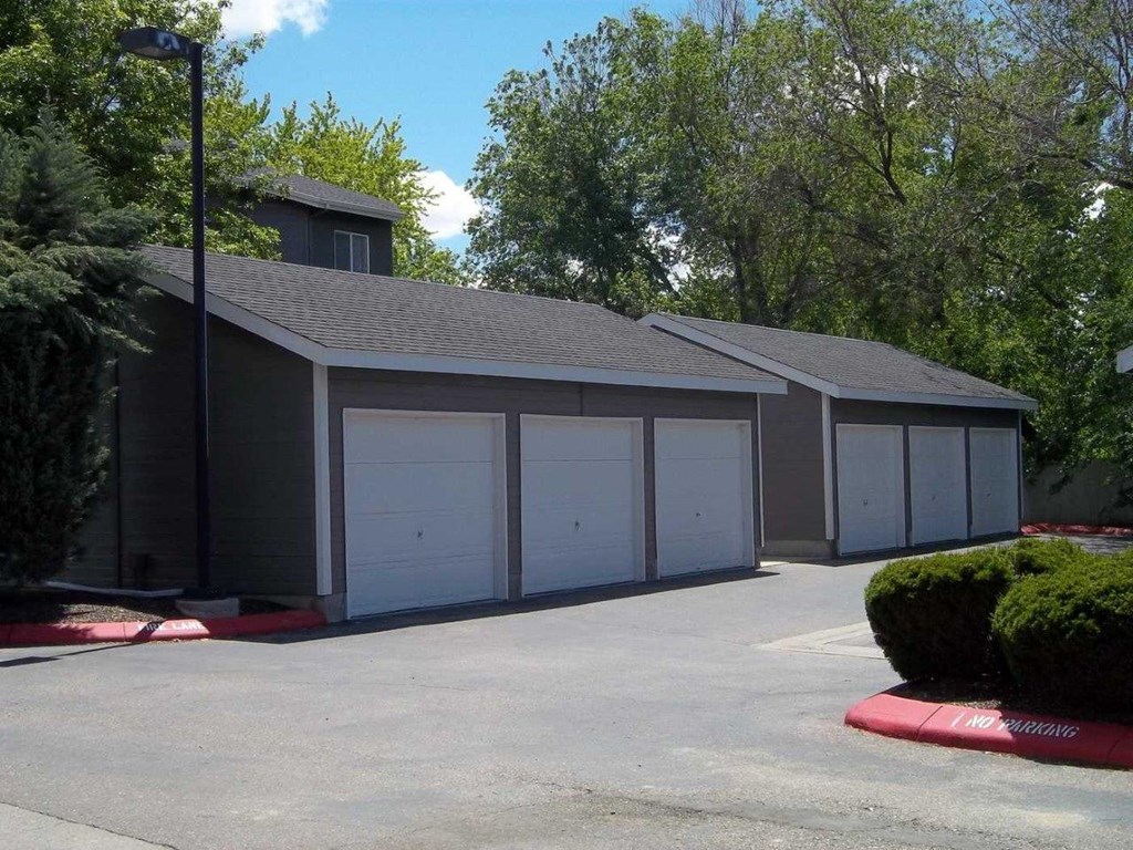 Arbor Crossing Apartments Garages