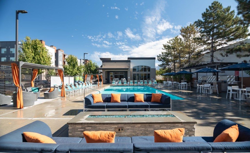 Axio 8400 Pool and Lounge Chairs