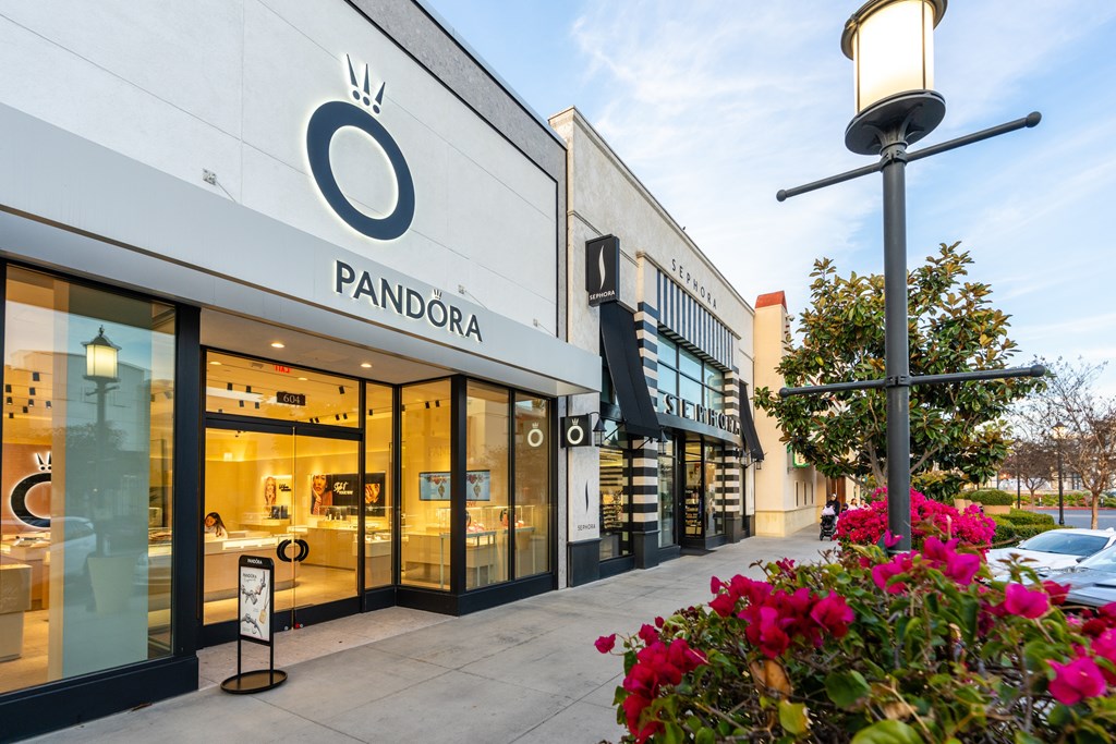 A Pandora storefront with a clear sky in the background.