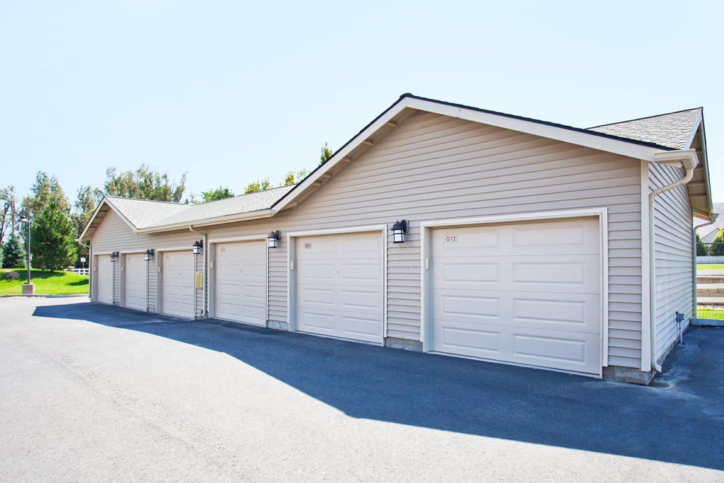 Badger Mountain Ranch Garages