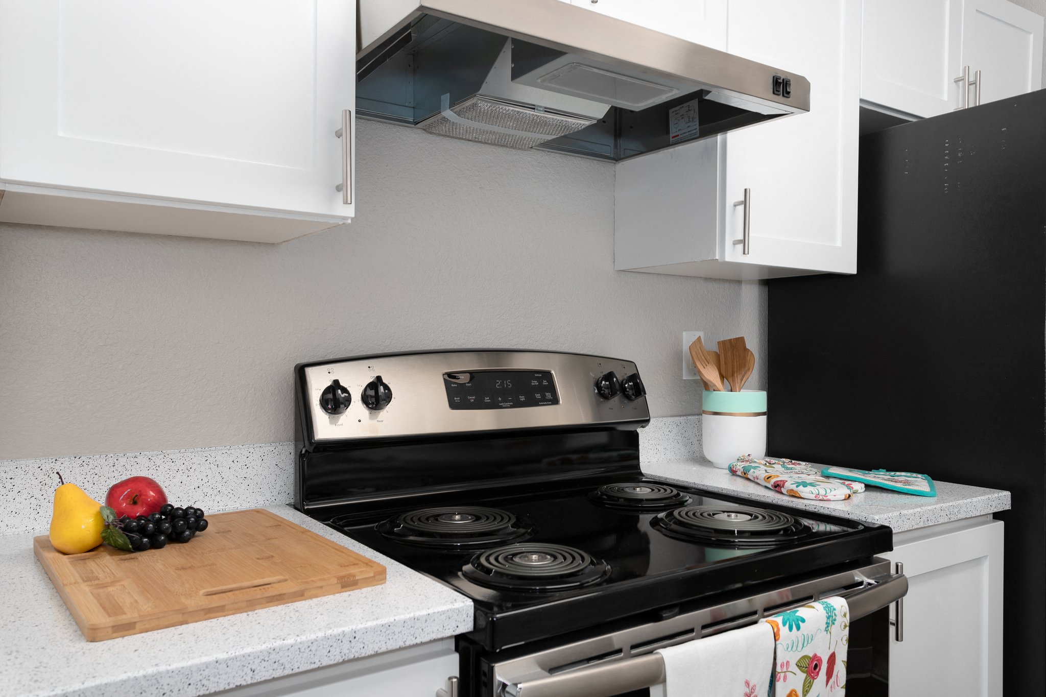 Bayview Apartment Homes Black Stovetop and Cabinets