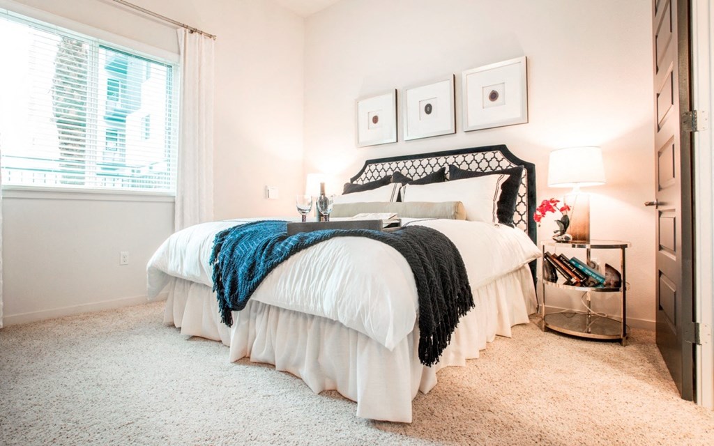 Bedroom | Motif Apartments For Rent in Woodland Hills, CA 91367