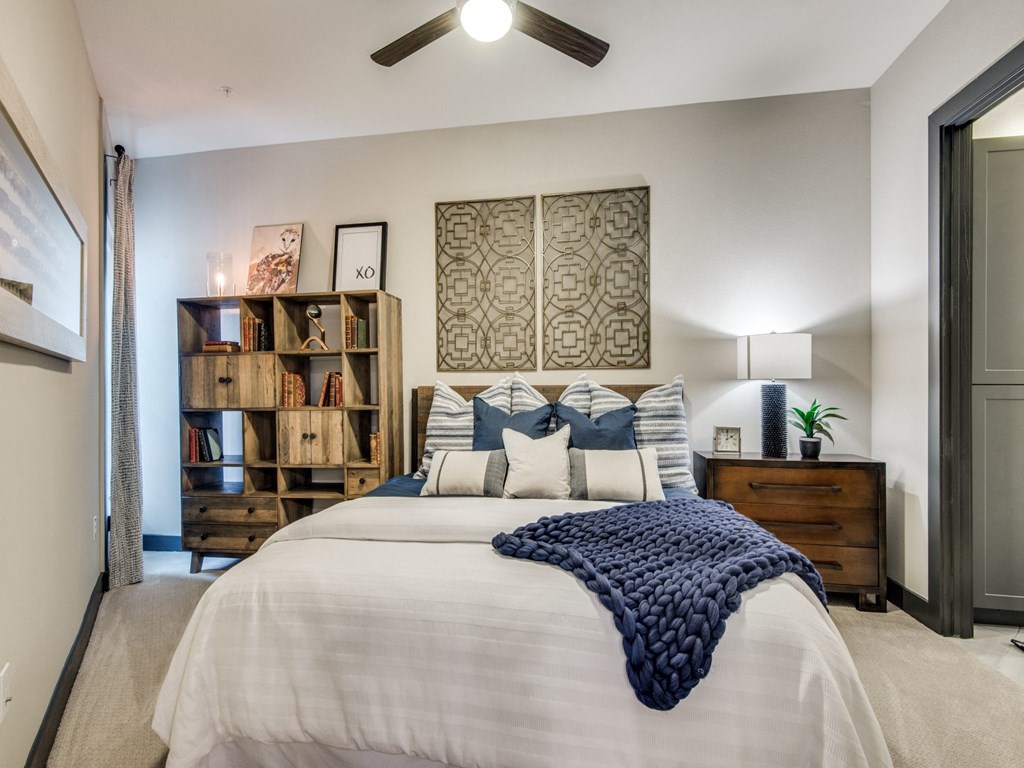 the retreat at thousand oaks apartment bedroom with ceiling fan and bookshelf