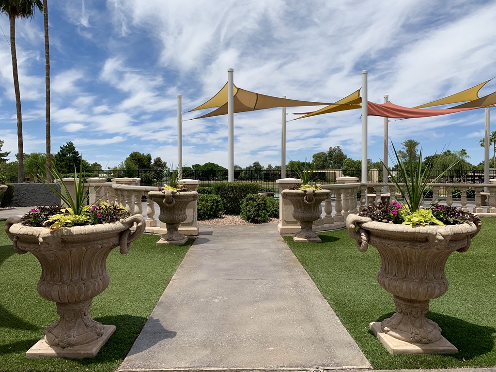 Biltmore on the Lake Apartments exterior landscaping