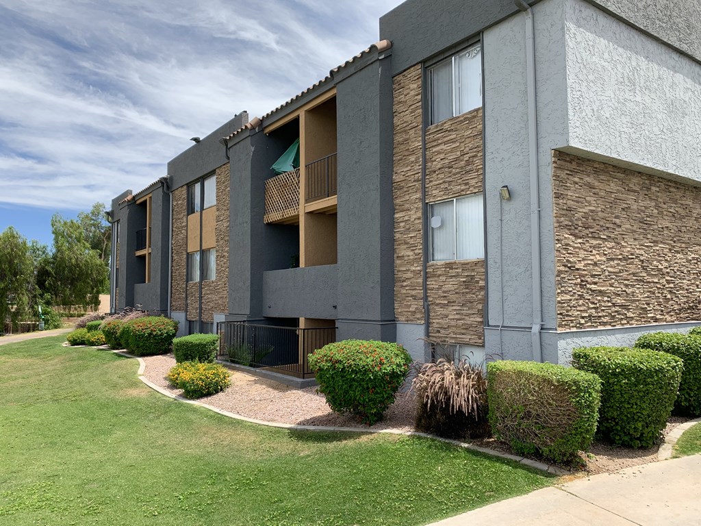 Biltmore on the Lake Apartments building exterior