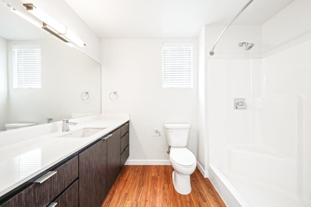 Blis Apartments Bathroom with Bathtub