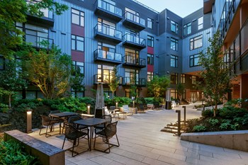 Boardwalk Exterior and Courtyard Boardwalk Exterior and Courtyard - Photo Gallery 4