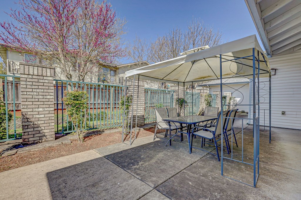 Brentwood Estates Springfield, OR community room patio