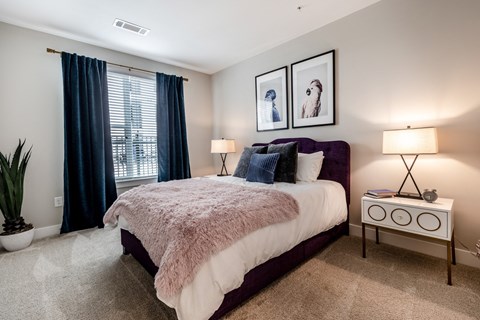 the preserve at ballantyne commons apartments bedroom with bed and window