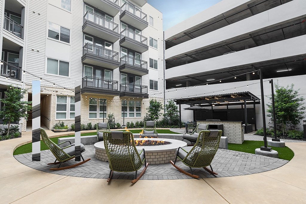 Southside Apartments Outdoor Firepit