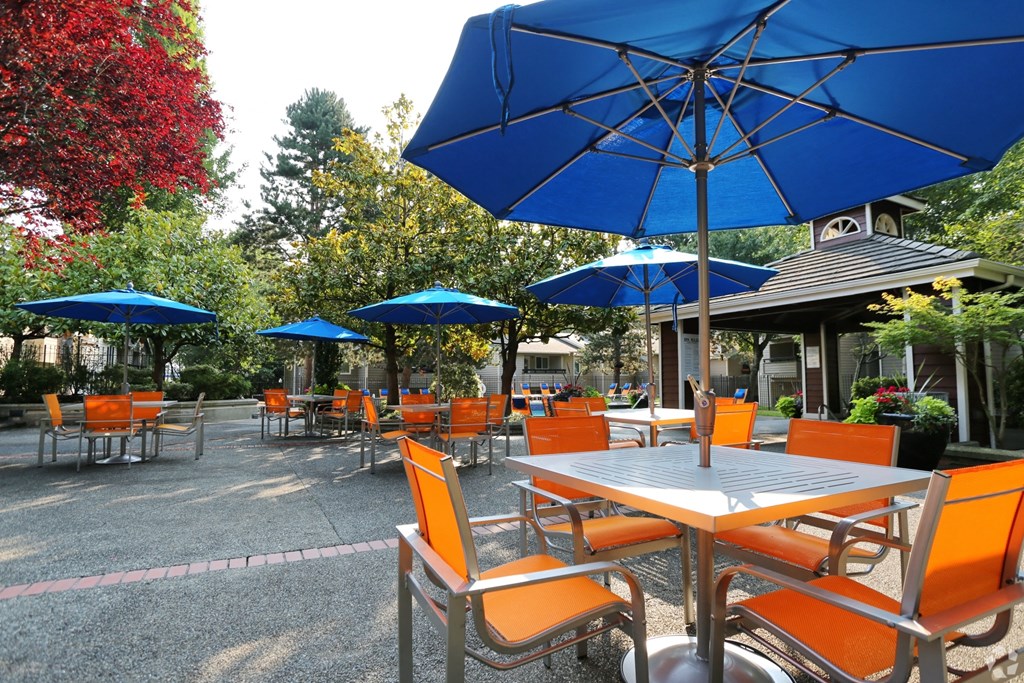 Fulton's Crossing and Landing Apartments patio with tables and chairs
