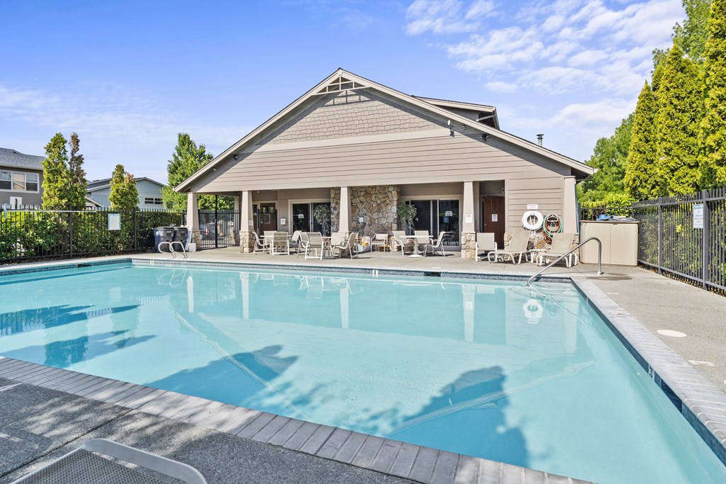 Ridgewood Apartments in Medford, OR pool