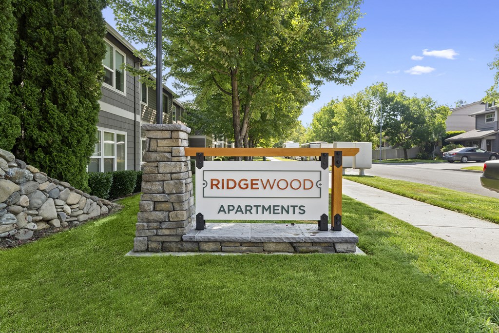 a sign that says ridgewood apartments