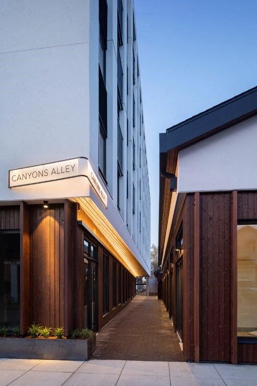 a sidewalk next to a tall building