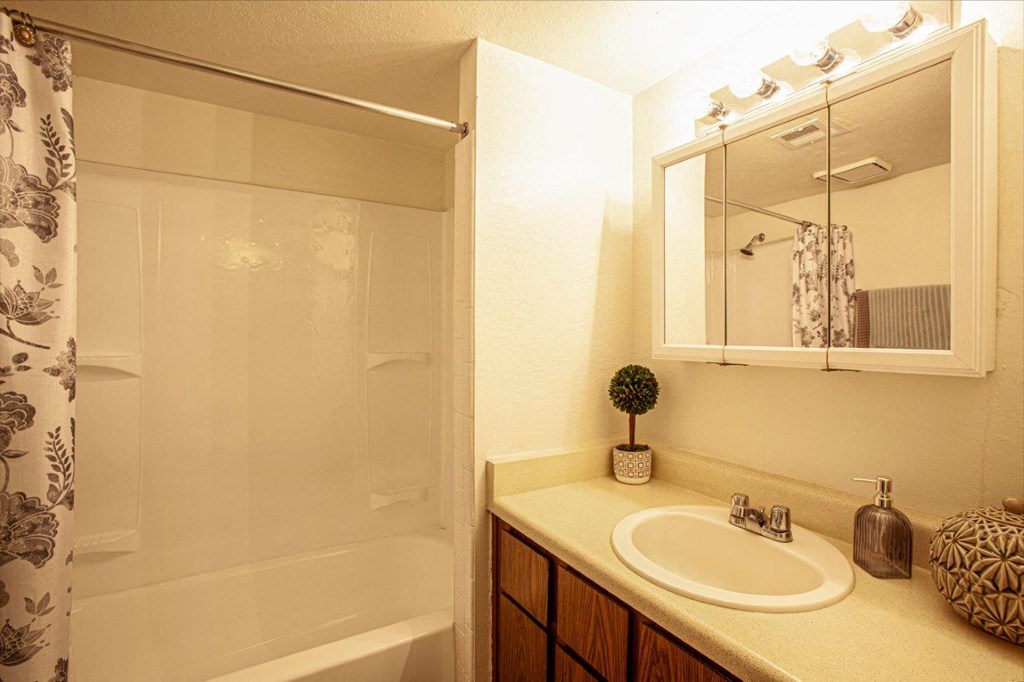 Casa Bella Bathroom with Bathtub