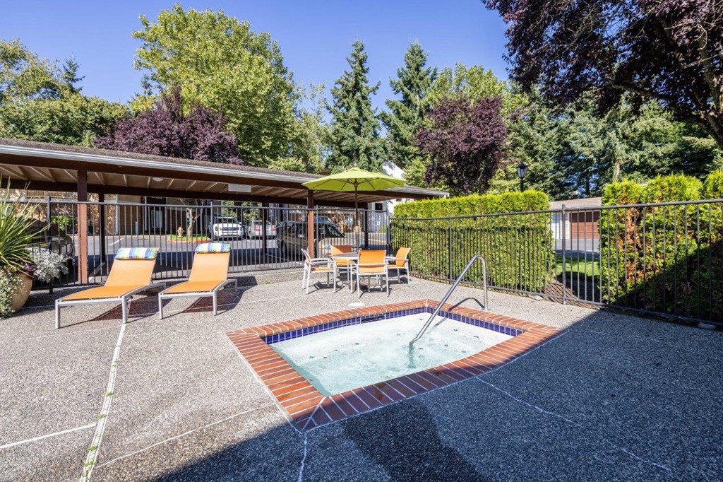 Cascadia Pointe Apartments in Everett, Washington Hot Tub