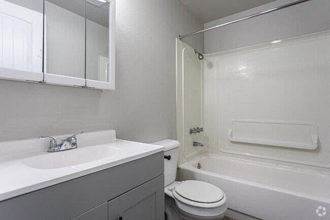 Central Pointe Apartments in Boise, Idaho Bathroom with Bathtub