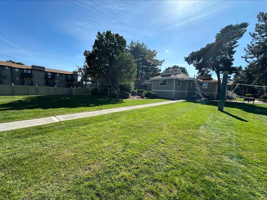 Clearwater Square Apartments in Kennewick, Washington Exterior and Courtyard