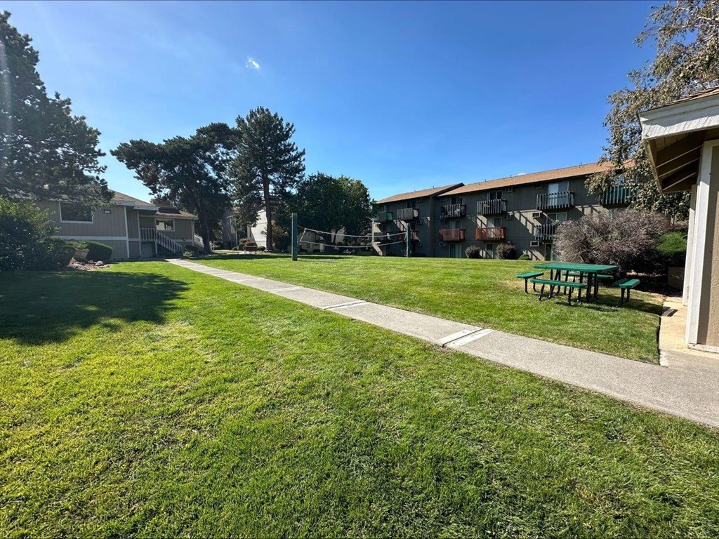 Clearwater Square Apartments in Kennewick, Washington Exterior and Courtyard