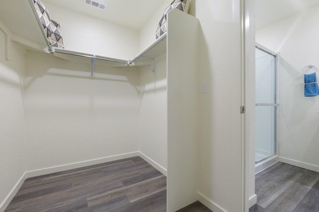 Cottonwood Hollow Walk-In Closet