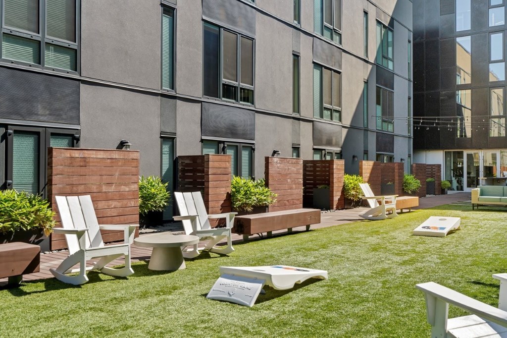 Q21 Apartments in Portland, Oregon Courtyard with Seating and Cornhole