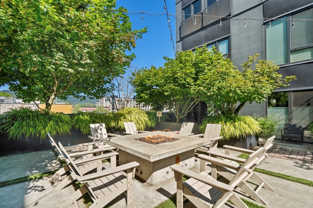 Q21 Apartments in Portland, Oregon Courtyard with Lounge Chairs and Fire Pit