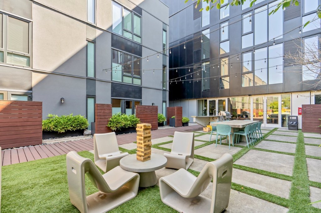 Q21 Apartments in Portland, Oregon Courtyard with Seating and Games