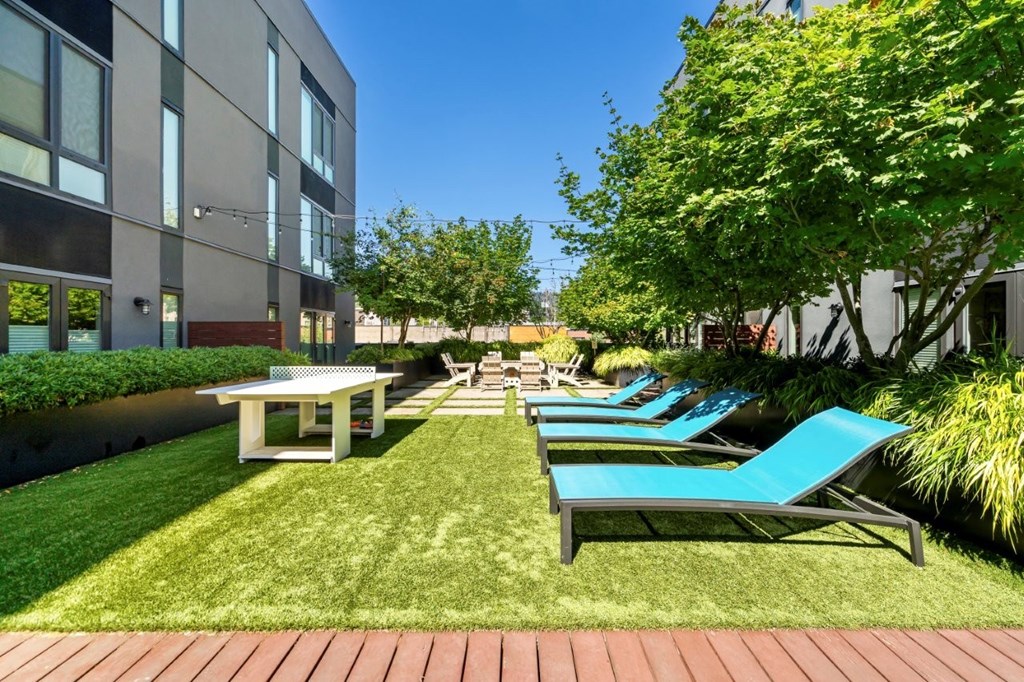Q21 Apartments in Portland, Oregon Courtyard with Lounge Chairs