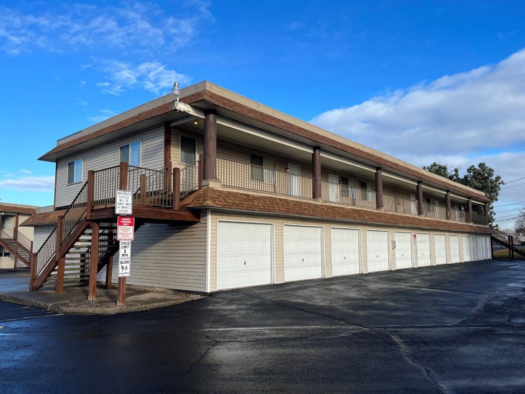 Creekside Apartments Exterior and Garages