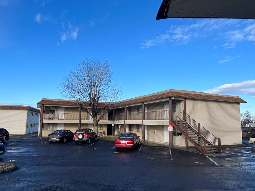 Creekside Apartments Exterior and Parking