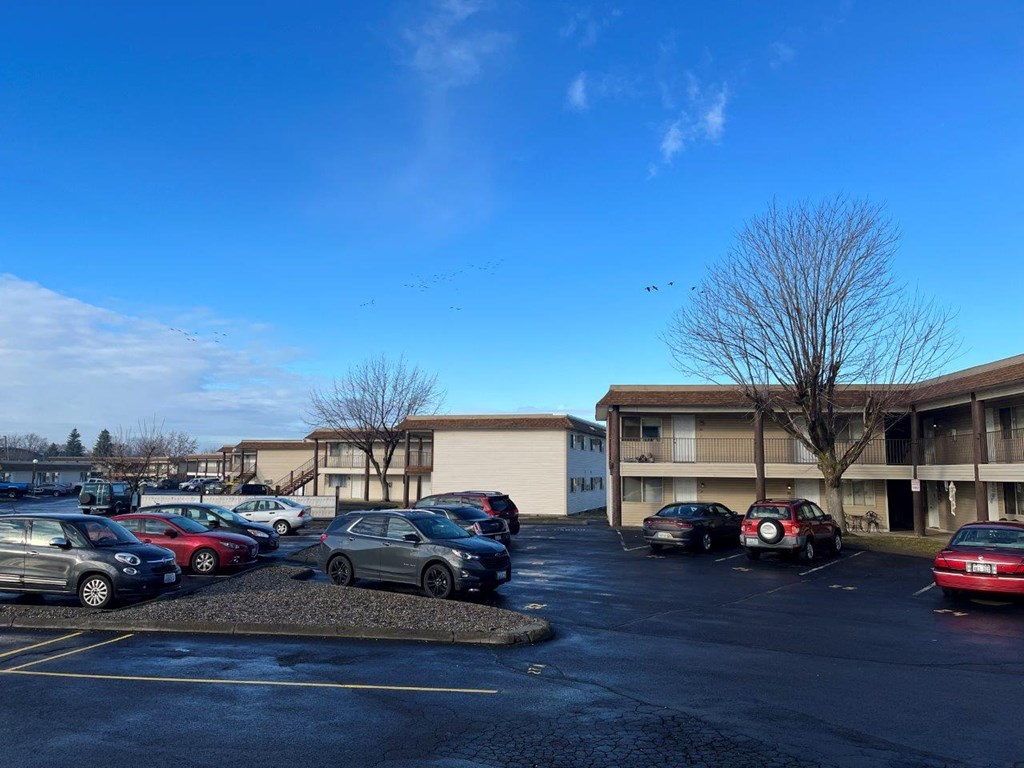Creekside Apartments Exterior and Parking