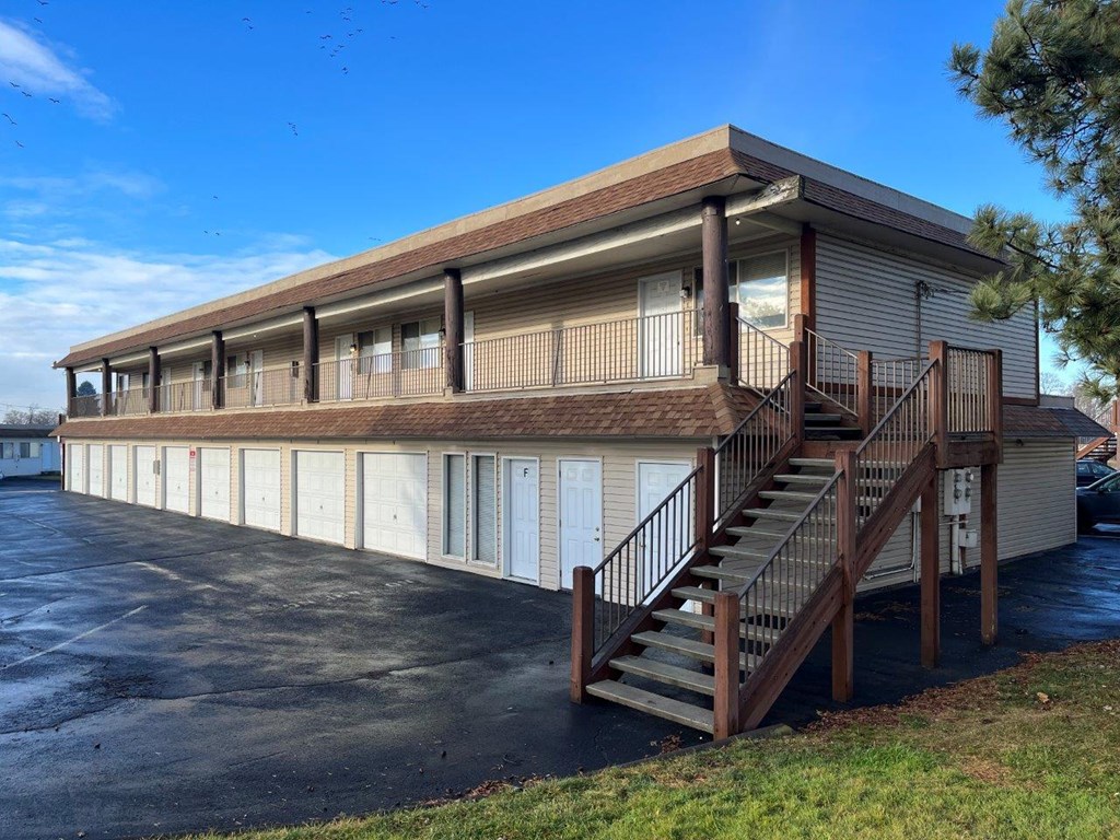 Creekside Apartments Exterior and Garages